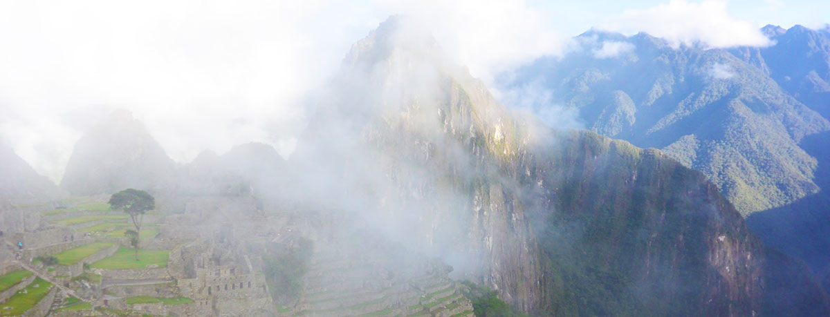 Nebelhafter Machu Picchu