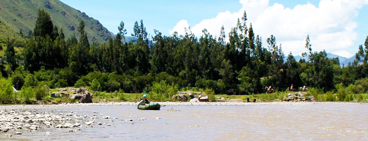 Rafting sur la rivière Urubamba près d'Ollantaytambo
