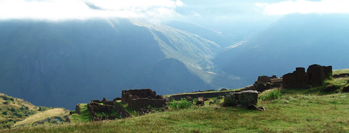 Ruinen von Huchuy Qosqo mit Blick auf das Heilige Tal